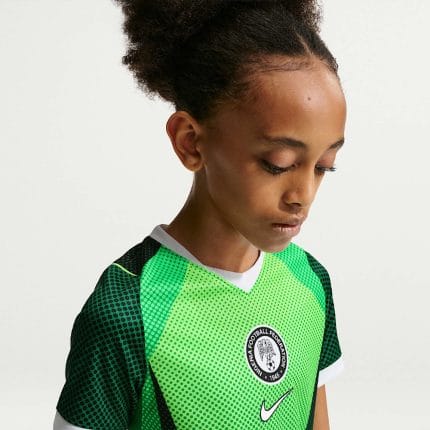 Primera equipación de fútbol de Nigeria 2026 para niños. Conjunto oficial de camiseta y pantalón corto de las Super Águilas.