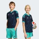 Equipación de fútbol visitante para niños de la selección de Alemania 2026. Incluye camiseta, pantalón corto y medias oficiales.
