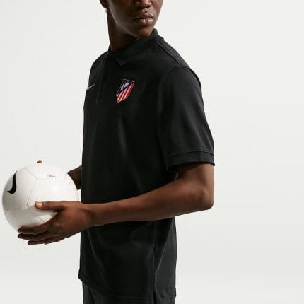 Polo oficial del Atlético de Madrid para adulto, temporada 2027. Ropa de paseo del club colchonero con el escudo bordado.
