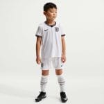 Vista frontal de la camiseta de fútbol para adulto de la primera equipación Stadium de la selección de Inglaterra para 2026.