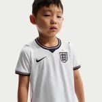 Vista frontal de la camiseta de fútbol para adulto de la primera equipación Stadium de la selección de Inglaterra para 2026.