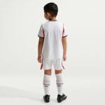 Vista frontal de la camiseta de fútbol para adulto de la primera equipación Stadium de la selección de Inglaterra para 2026.