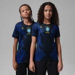 Segunda equipación de fútbol para niños de Brasil 2026. Camiseta y pantalón de visitante oficial para los más jóvenes aficionados.