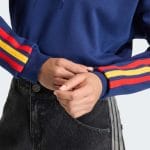 Sudadera corta de mujer con capucha de la selección de España, colección DNA. Ropa oficial de la RFEF para aficionadas.