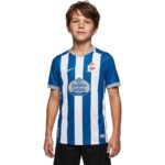 Conjunto de la primera equipación del Deportivo de La Coruña para niños, temporada 2026-2027, con la camiseta blanquiazul y pantalón.