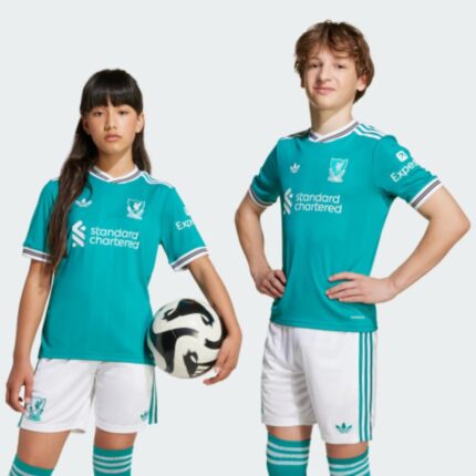 Tercera equipación de fútbol para niños del Liverpool FC para la temporada 25/26. Conjunto oficial completo.