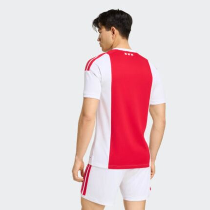 Imagen de la camiseta de la primera equipación del Ajax de Ámsterdam para la temporada 2026/2027, versión de adulto.