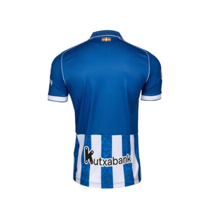 Vista frontal de la camiseta de la primera equipación del Deportivo Alavés para la temporada 2026/27, versión de adulto.