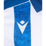 Vista frontal de la camiseta de la primera equipación del Deportivo Alavés para la temporada 2026/27, versión de adulto.