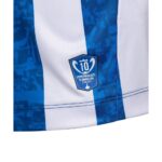Vista frontal de la camiseta de la primera equipación del Deportivo Alavés para la temporada 2026/27, versión de adulto.