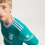 Camiseta de fútbol alternativa del Liverpool FC para la temporada 2025-2026. Vista frontal de la equipación oficial para adulto.