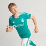 Camiseta de fútbol alternativa del Liverpool FC para la temporada 2025-2026. Vista frontal de la equipación oficial para adulto.