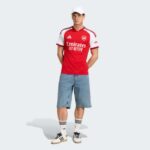 Vista frontal de la camiseta de la primera equipación del Arsenal para la temporada 2026/2027 de adulto. Producto oficial.