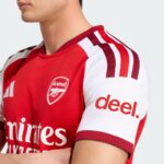 Vista frontal de la camiseta de la primera equipación del Arsenal para la temporada 2026/2027 de adulto. Producto oficial.