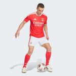 Camiseta de la primera equipación del Benfica para adulto de la temporada 2026-2027. Diseño oficial del club en color rojo.