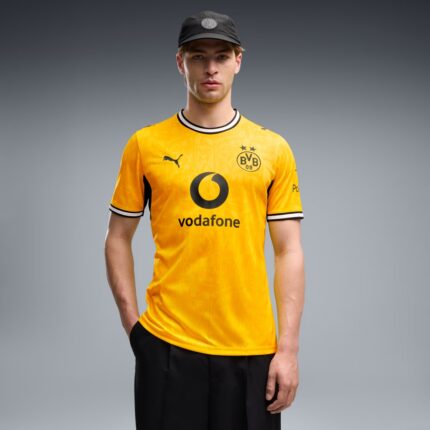 Camiseta de la primera equipación del Borussia Dortmund para la temporada 26/27. Versión de adulto en los colores amarillo y negro.