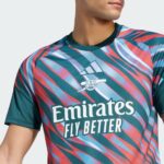 Camiseta de calentamiento del Arsenal FC para la temporada 2026/2027. Diseño prepartido oficial para adulto del club londinense.