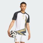 Camiseta de calentamiento pre-partido de la Juventus para la temporada 2026-2027. Diseño oficial para la preparación de los jugadores.