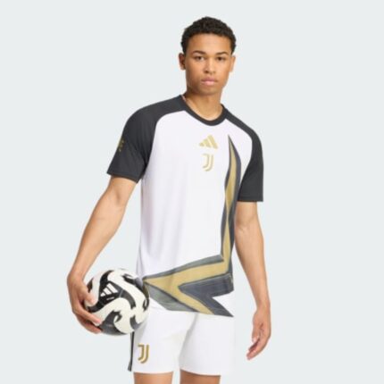 Camiseta de calentamiento pre-partido de la Juventus para la temporada 2026-2027. Diseño oficial para la preparación de los jugadores.