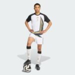 Camiseta de calentamiento pre-partido de la Juventus para la temporada 2026-2027. Diseño oficial para la preparación de los jugadores.