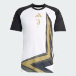 Camiseta de calentamiento pre-partido de la Juventus para la temporada 2026-2027. Diseño oficial para la preparación de los jugadores.