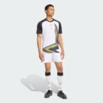 Camiseta de calentamiento pre-partido de la Juventus para la temporada 2026-2027. Diseño oficial para la preparación de los jugadores.
