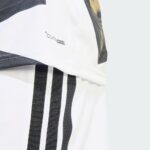 Camiseta de calentamiento pre-partido de la Juventus para la temporada 2026-2027. Diseño oficial para la preparación de los jugadores.