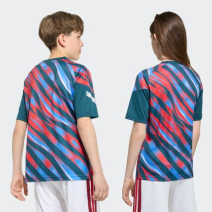 Camiseta de calentamiento para niños del Arsenal FC para la temporada 26/27. Equipación oficial pre-partido del club londinense.