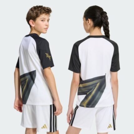 Camiseta de calentamiento para niños del Juventus para la temporada 2026-2027. Diseño oficial prepartido para jóvenes aficionados.