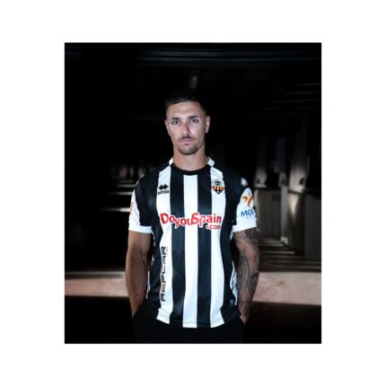 Camiseta de la primera equipación del CD Castellón para la temporada 2026/27. Talla de adulto con los colores albinegros.