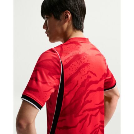 Camiseta de la primera equipación de Corea del Sur para 2026, versión de adulto. Vista frontal del diseño oficial de la selección.