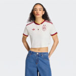 Camiseta de la segunda equipación de España para mujer, en color blanco/beige, con el escudo y las 2 estrellas de campeona del mundo.