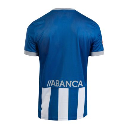Vista frontal de la camiseta de la primera equipación del Deportivo de la Coruña para la temporada 2026-2027, versión adulto.