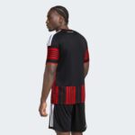 Imagen de la camiseta de la primera equipación del Eintracht Frankfurt para la temporada 2026/2027. Versión para adulto.