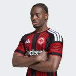 Imagen de la camiseta de la primera equipación del Eintracht Frankfurt para la temporada 2026/2027. Versión para adulto.