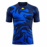 Equipación de entrenamiento del Cádiz CF para la temporada 2027 en color azul. Vista detallada del escudo y patrocinadores.