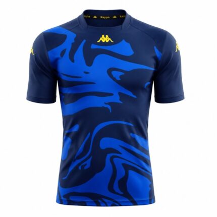 Equipación de entrenamiento del Cádiz CF para la temporada 2027 en color azul. Vista detallada del escudo y patrocinadores.