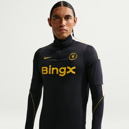 Camiseta de entrenamiento del Chelsea FC para la temporada 2026/2027. Ropa oficial de fútbol del equipo londinense.
