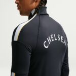 Camiseta de entrenamiento del Chelsea FC para la temporada 2026/2027. Ropa oficial de fútbol del equipo londinense.