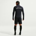 Camiseta de entrenamiento del Chelsea FC para la temporada 2026/2027. Ropa oficial de fútbol del equipo londinense.