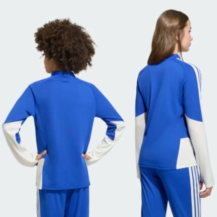 Camiseta de entrenamiento del Juventus para niños, temporada 2026-2027. Vista frontal de la equipación de entrenamiento infantil.