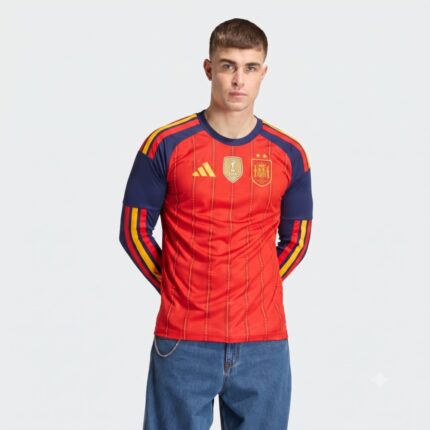Viste la primera equipación de España 2026 manga larga con sus 2 estrellas. Camiseta oficial de la selección para adulto.