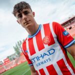 Camiseta de la primera equipación del Girona FC para la temporada 2026/27, versión de adulto. Diseño oficial con los colores rojiblancos.