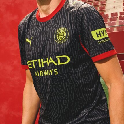 Camiseta de fútbol del Girona FC, segunda equipación de visitante para la temporada 2026/2027. Vista frontal.