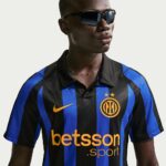 Camiseta de fútbol del Inter Milan para la temporada 2026/27. Primera equipación oficial para adulto con los colores nerazzurri.