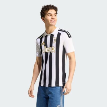 Camiseta de la primera equipación del Juventus para la temporada 26/27, versión de adulto, con diseño de rayas blancas y negras.