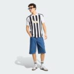 Camiseta de la primera equipación del Juventus para la temporada 26/27, versión de adulto, con diseño de rayas blancas y negras.