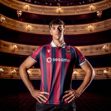 Camiseta de la primera equipación del Levante UD para la temporada 2026/2027. Versión para adulto.