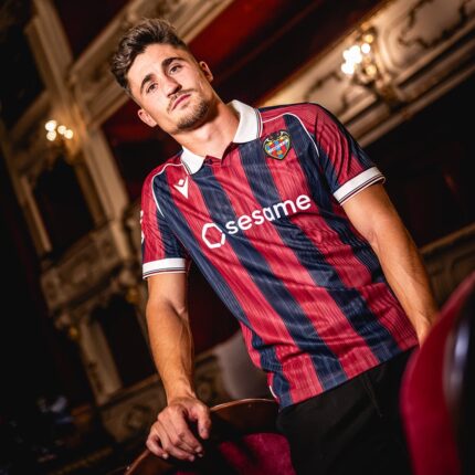 Camiseta de la primera equipación del Levante UD para la temporada 2026/2027. Versión para adulto.