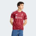 Camiseta de la primera equipación del Liverpool FC para la temporada 2026/2027. Uniforme oficial de fútbol para adulto.